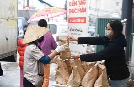 ''Nếu khó khăn, hãy lấy 1 gói'': Thêm những điểm từ thiện ấm lòng giữa đại dịch